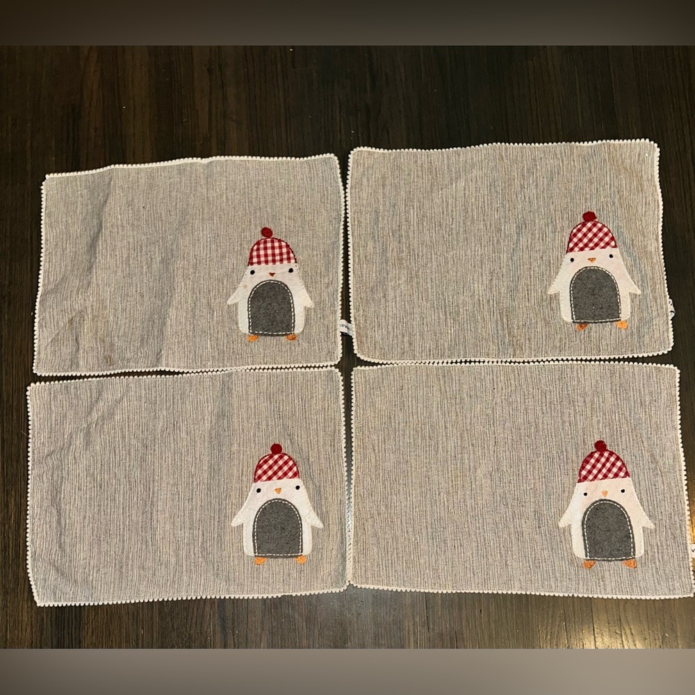 NOVOGRAZTZ FAO SCHWARTZ Holiday Snow Penguin Design Placemats Set of 4
